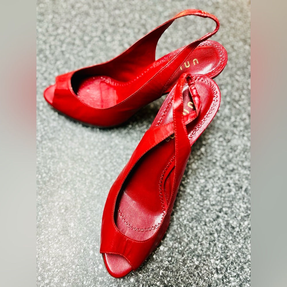 Unisa Deca heels. New without tag